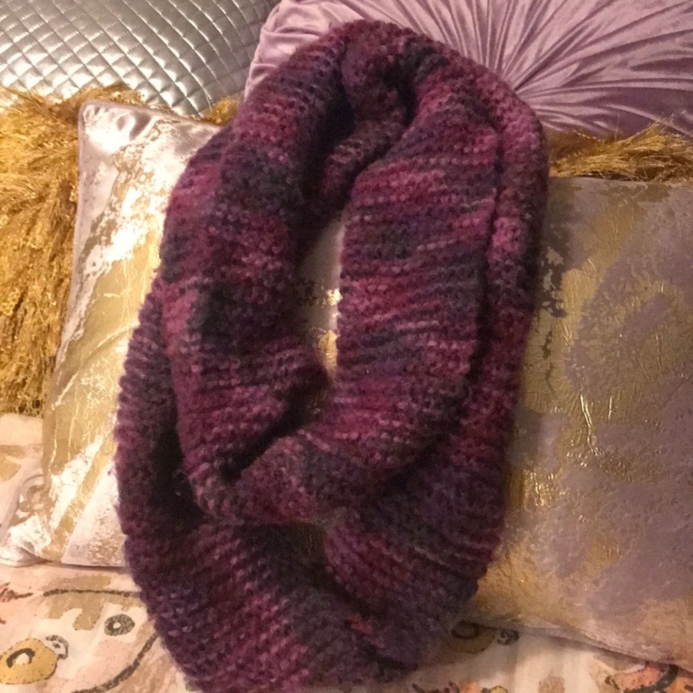 Knit scarf.